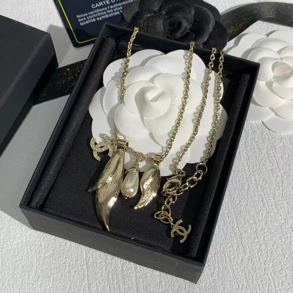 CHANEL Leaf & Pearl Pendant Necklace with CC Logo - Picture 2 of 6